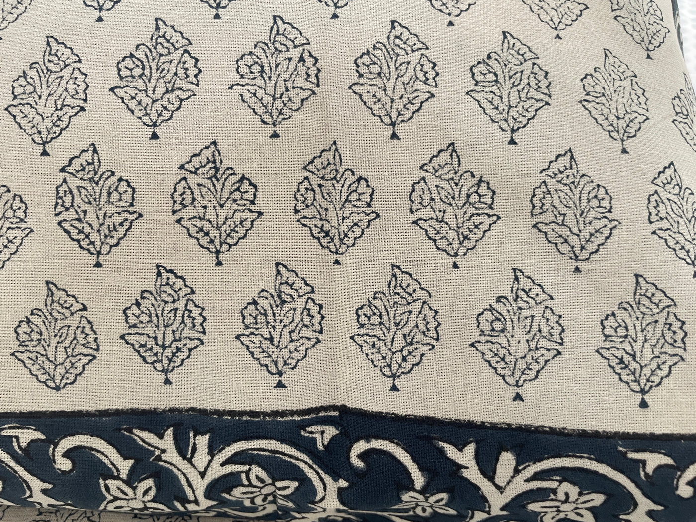 ELEGANT INDIGO FANTASY HAND BLOCK PRINT LINEN/ BED SHEET WITH MOTIF ON WHITE BASE W/ PILLOW COVER KING SIZE-(275*275 CM)