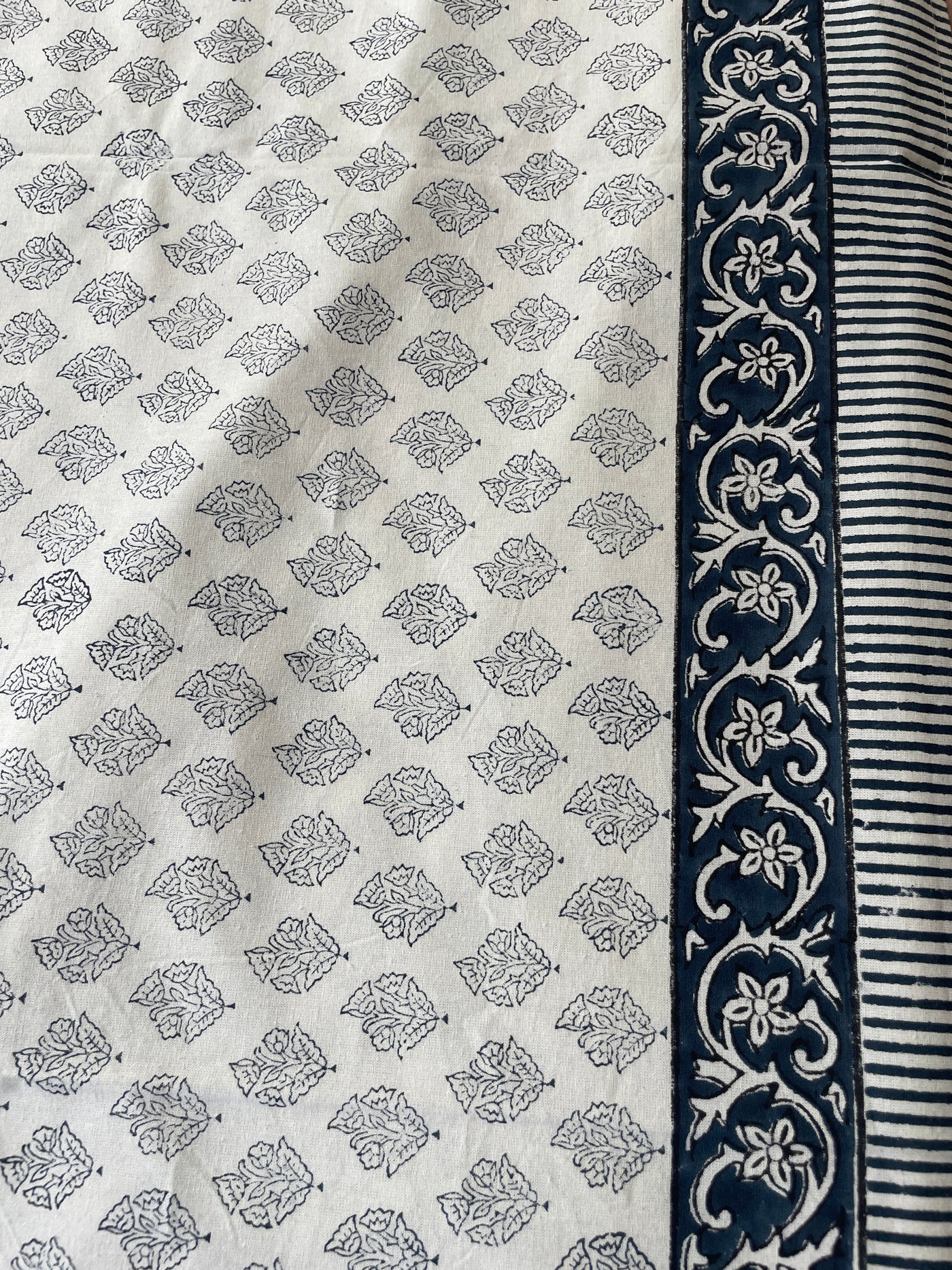 ELEGANT INDIGO FANTASY HAND BLOCK PRINT LINEN/ BED SHEET WITH MOTIF ON WHITE BASE W/ PILLOW COVER KING SIZE-(275*275 CM)