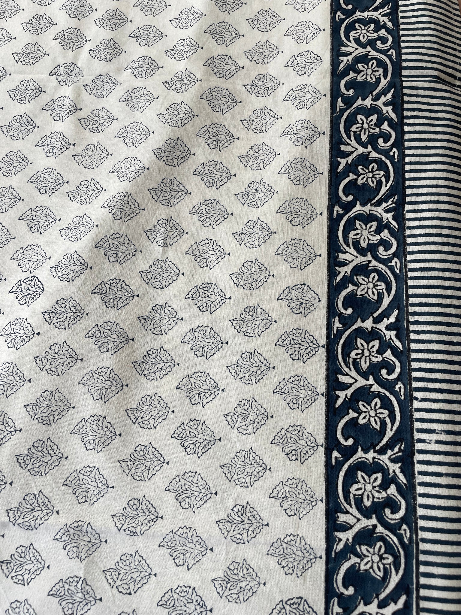 ELEGANT INDIGO HAND BLOCK PRINT LINEN/ BED SHEET WITH WHITE BASE W/ PILLOW COVER KING SIZE-(275*275 CM)