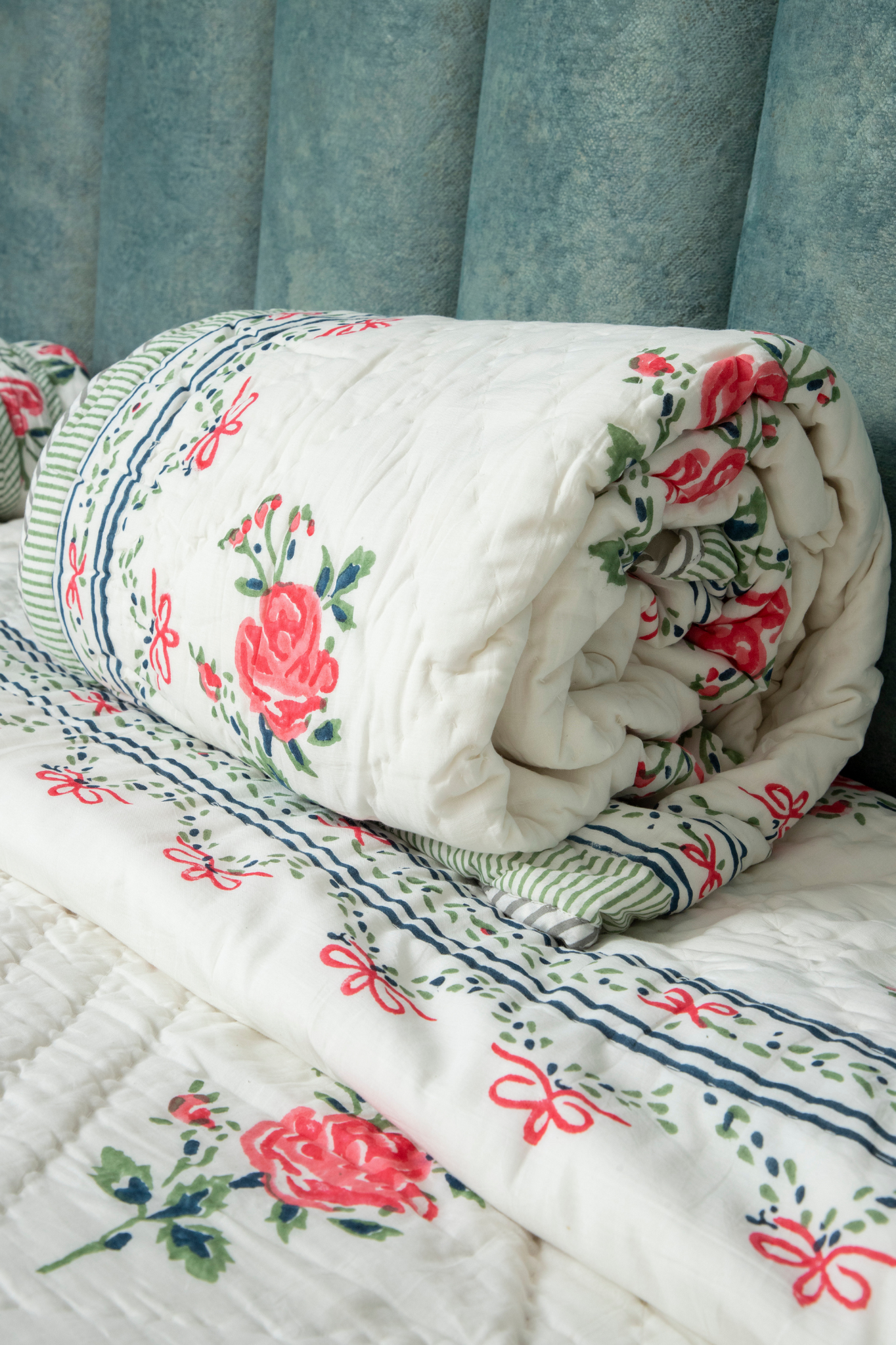 Red rose & green leaf vine duvet / handcrafted cotton quilt (Queen)