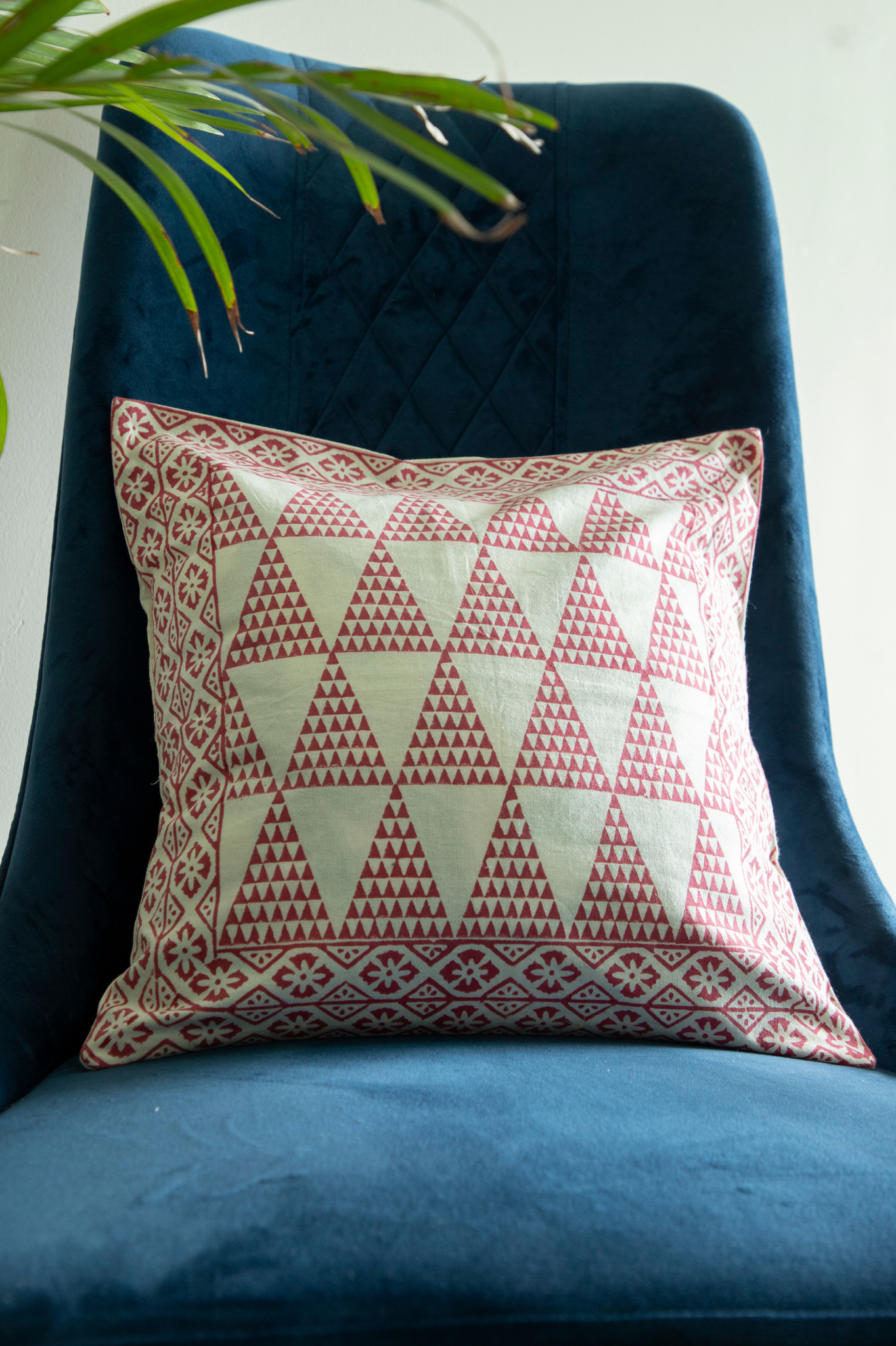 Geomagnetic triangle red border Throw/Cushion Cover