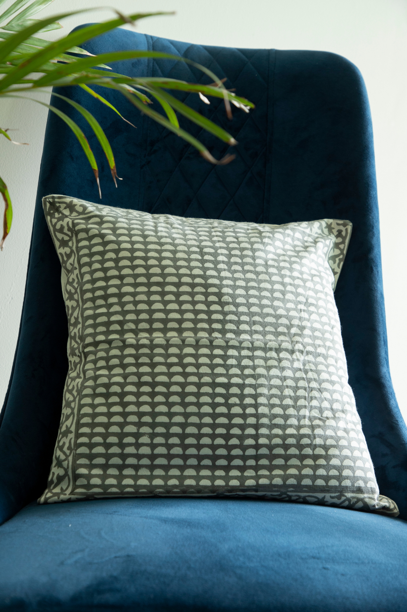 Grey geometric net Throw/Cushion Cover