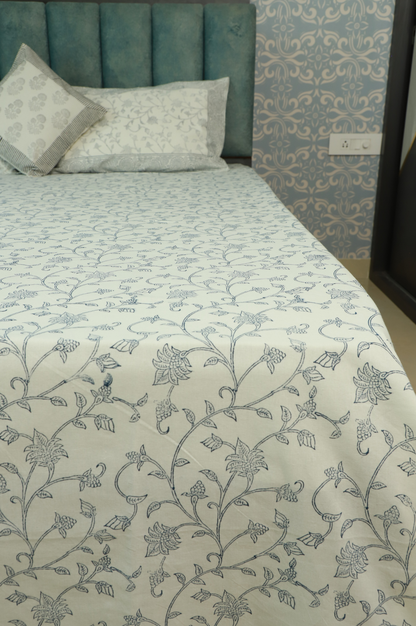 INDIGO PETALS SYMPHONY HAND BLOCK PRINT LINEN/BEDSHEET WITH FLORAL MESH PATTERN W/PILLOW COVER QUEEN SIZE -229cm*275cm )