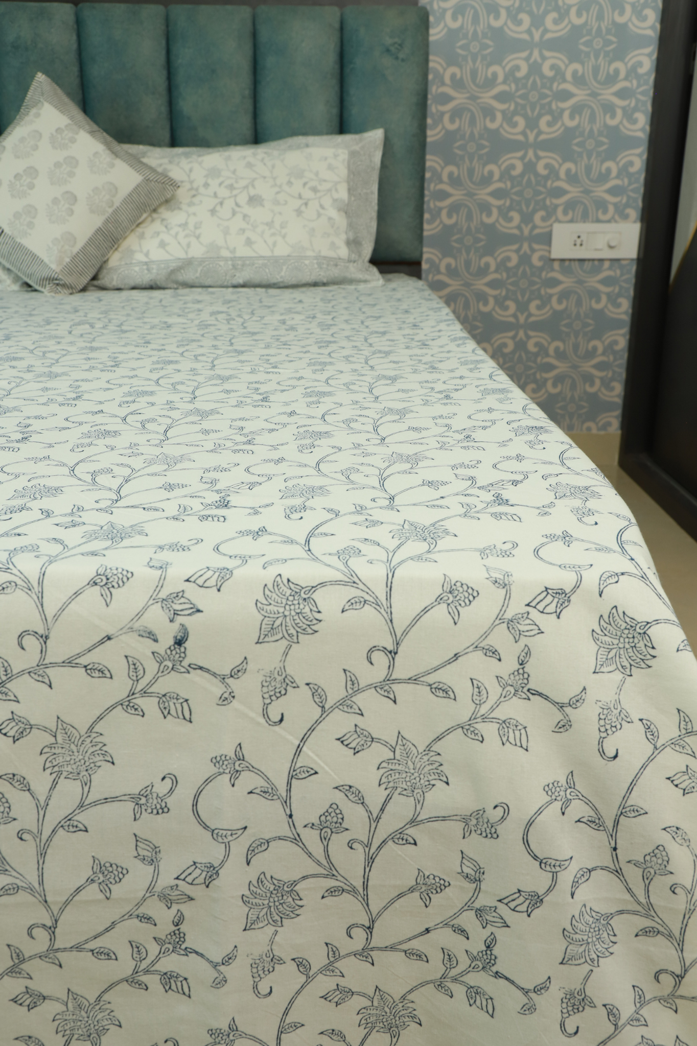 INDIGO PETALS SYMPHONY HAND BLOCK PRINT LINEN/BEDSHEET WITH FLORAL MESH PATTERN W/PILLOW COVER KING SIZE (King-275cm*275cm )