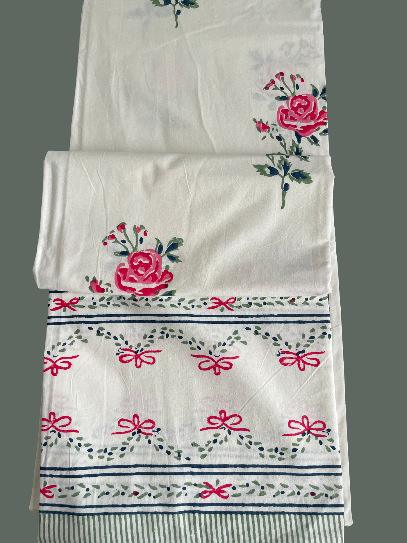 ROSY RETREAT HAND BLOCK PRINT LINEN/BEDSHEET WITH RED ROSE AND GREEN LEAVES W/PILLOW COVERS KING SIZE -275cm*275cm)