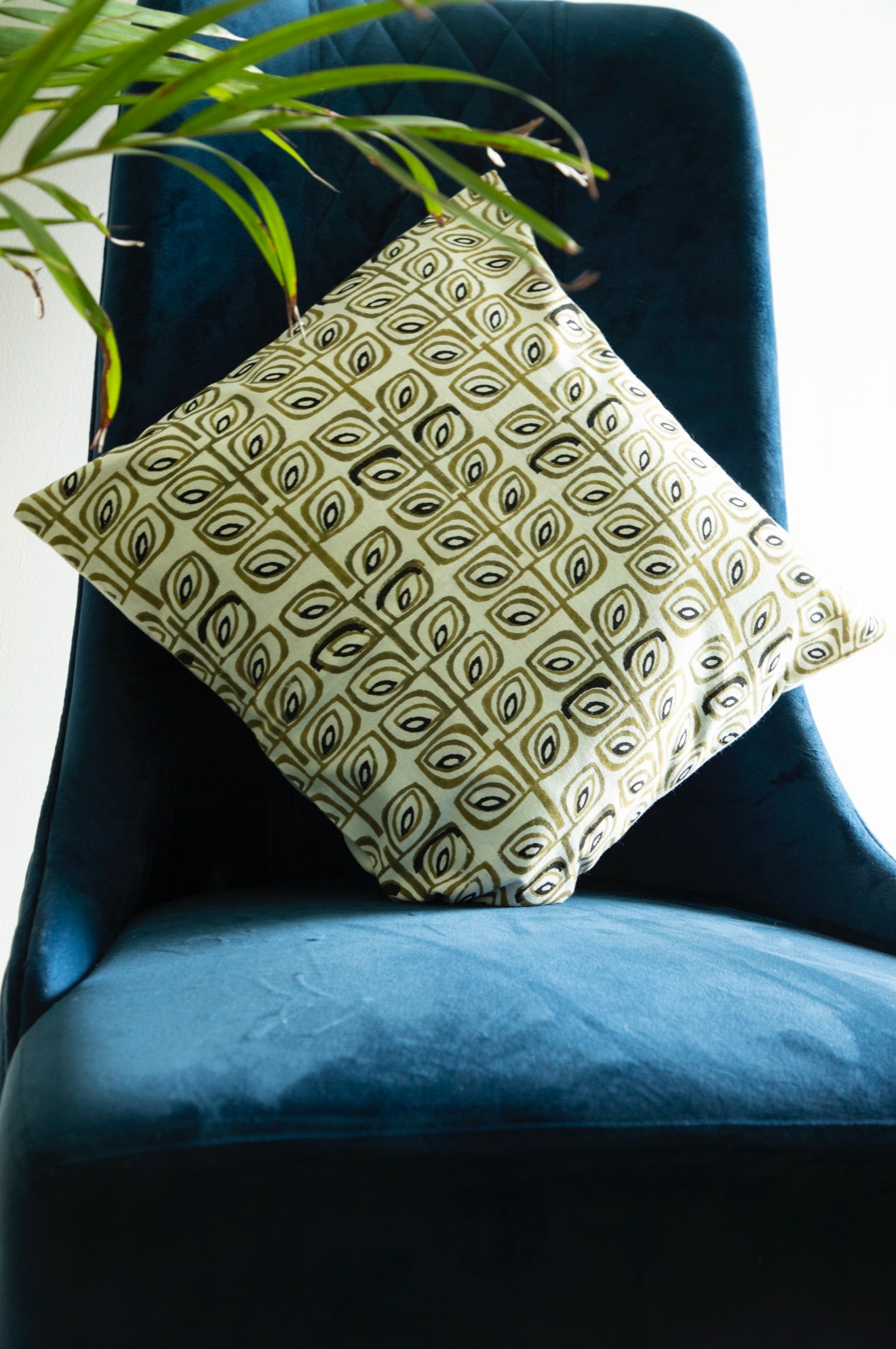 GREEN & BLACK LEAF VINE  THROW/ CUSHION COVERS