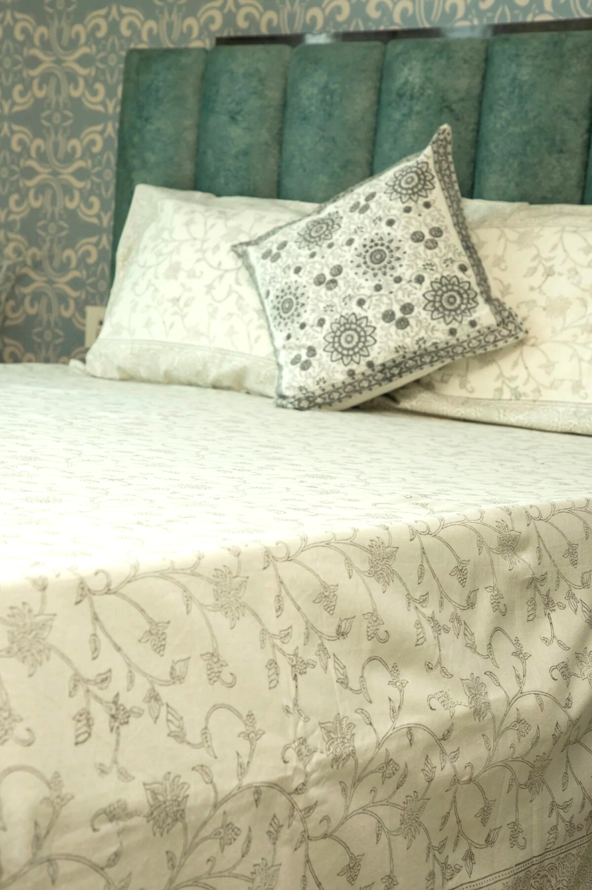 DREAMY FLOWERS HAND BLOCK PRINT LINEN/BEDSHEET WITH GREY FLORAL VINE DESIGN W/PILLOW COVER QUEEN SIZE- 229cm*275cm-size)