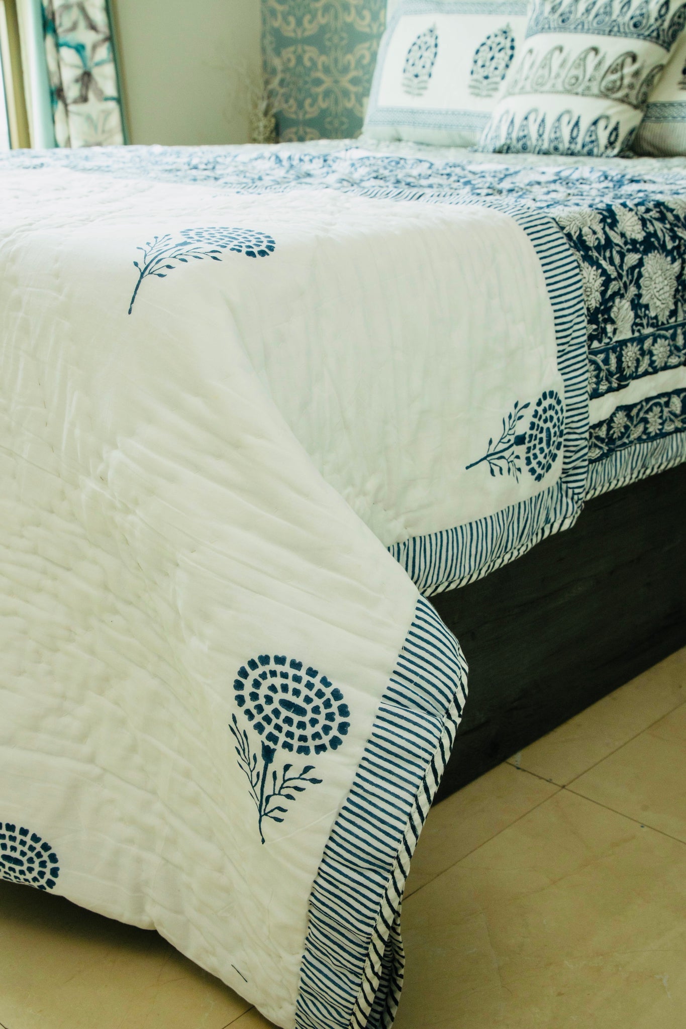 Chrysanthememum blue vine duvet  /  handcrafted cotton quilt  (KING)