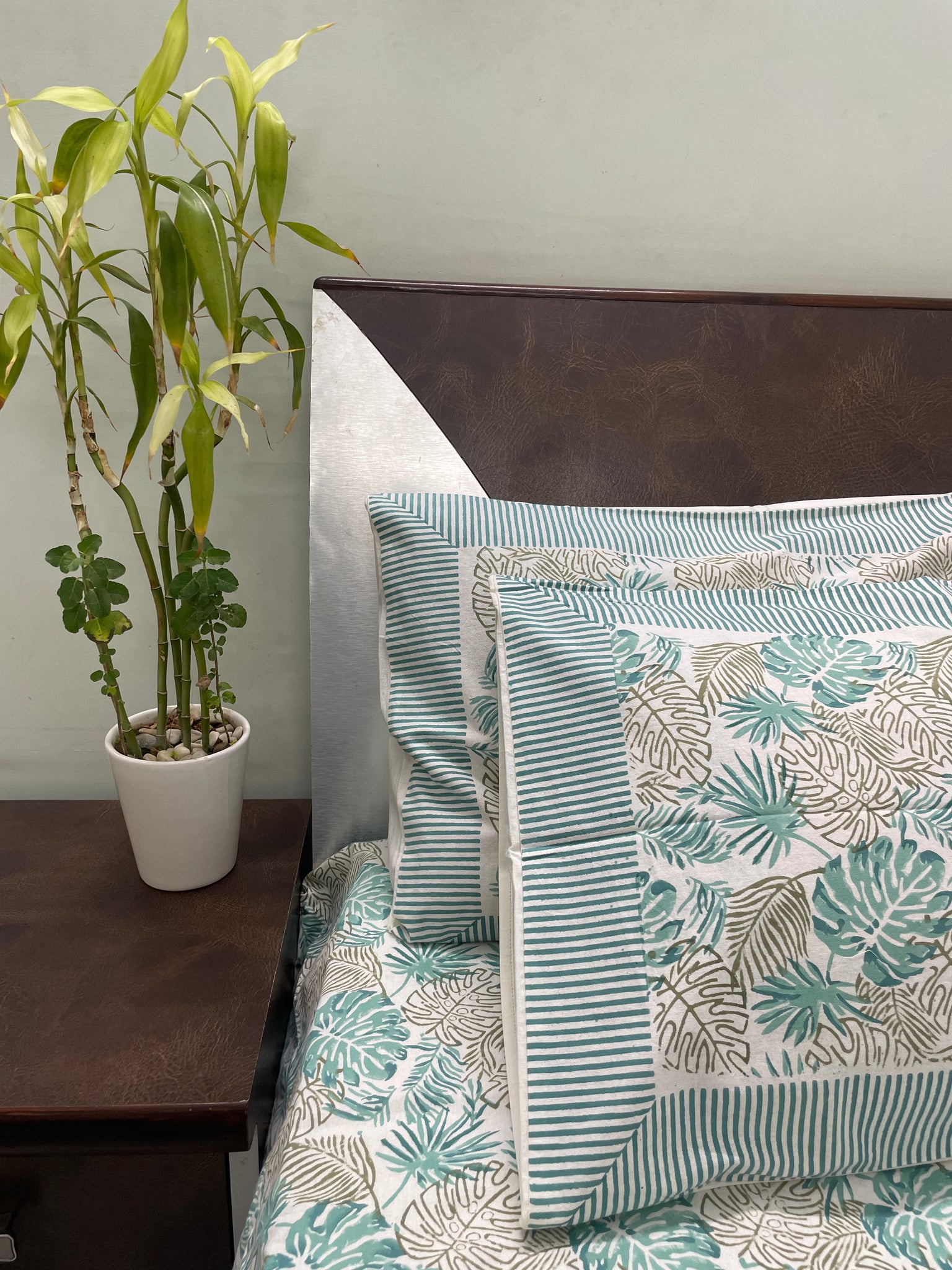 NATURE’S TOUCH PALM LEAF HAND BLOCK PRINT LINEN/ BED SHEET WITH GREEN FLOWER VINE W/ PILLOW COVER KING SIZE- (275*275CM)