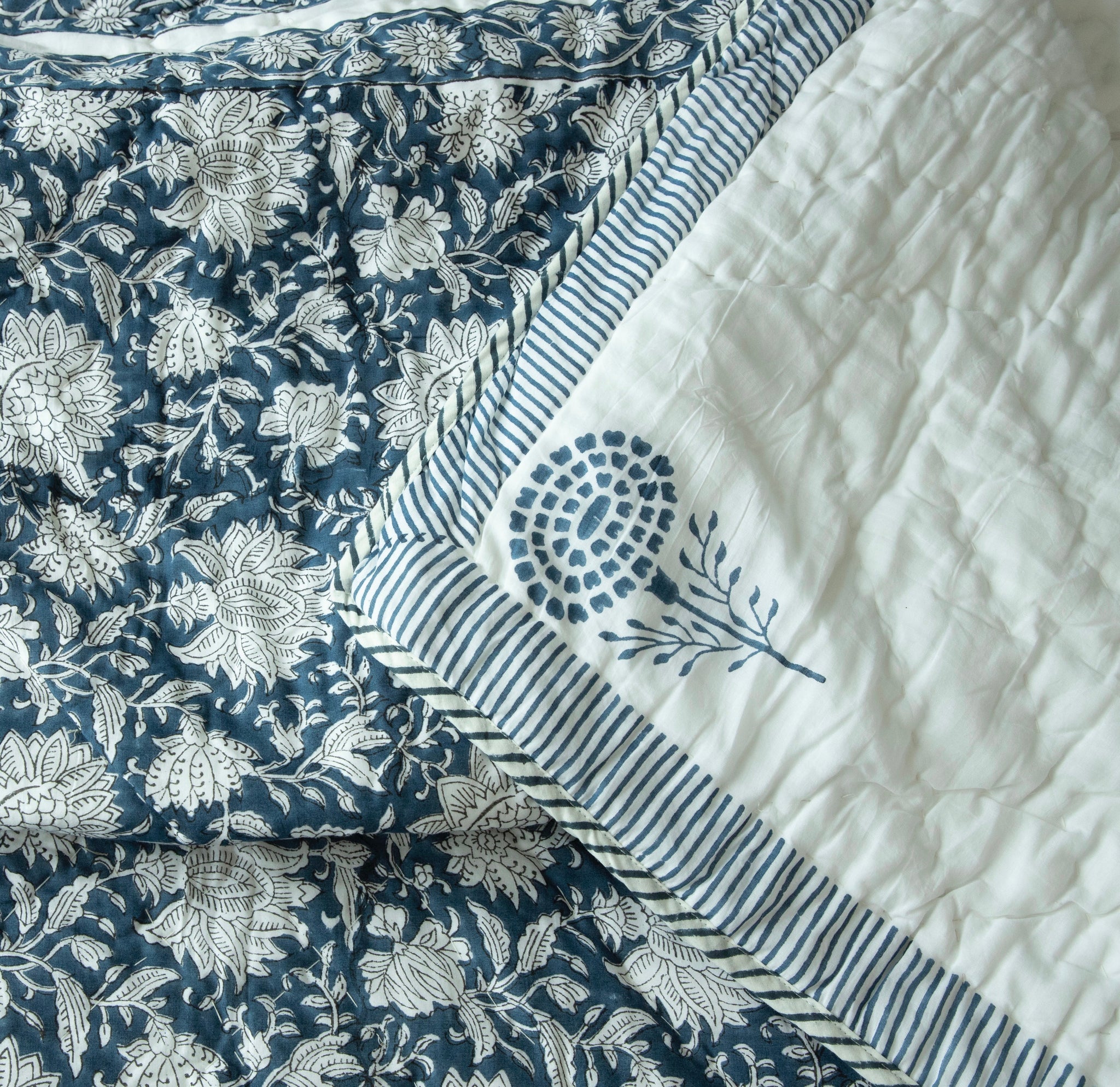 Chrysanthememum blue vine duvet  /  handcrafted cotton quilt  (KING)