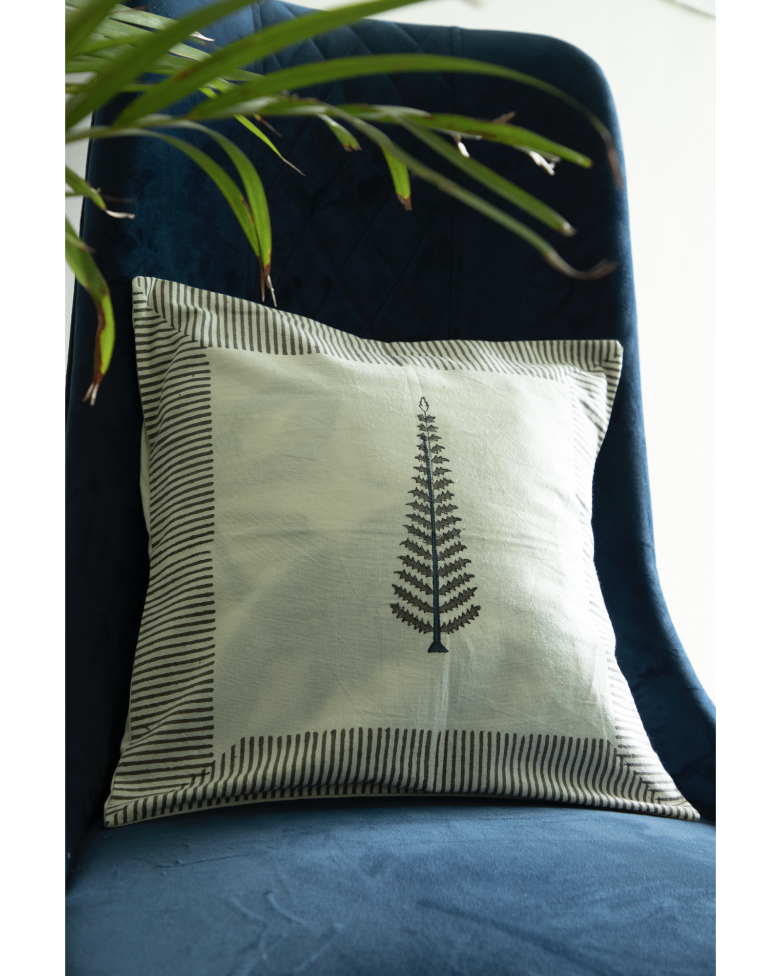 Brown leaf with lining border Throw/Cushion Cover