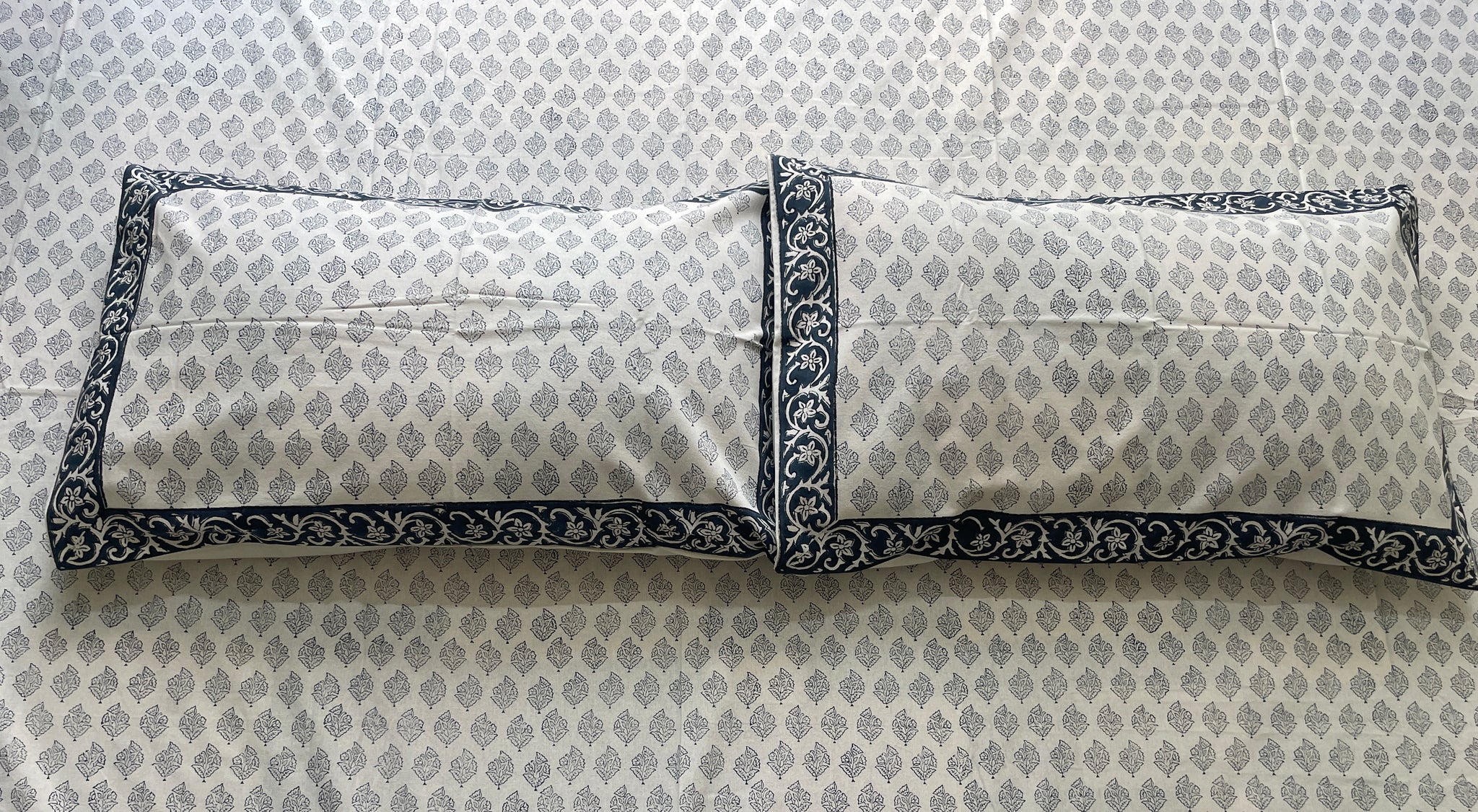 ELEGANT INDIGO HAND BLOCK PRINT LINEN/ BED SHEET WITH WHITE BASE W/ PILLOW COVER KING SIZE-(275*275 CM)